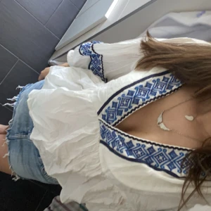 Fin blus från Zara 💙 - Säljer denna fina blus från Zara som är i gott skick! 💙 Hör av er för frågor 🥰