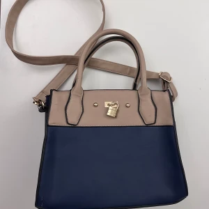 Väska - Blå/beige väska som är använd få gånger men fortfarande i ett väldigt bra skick!!