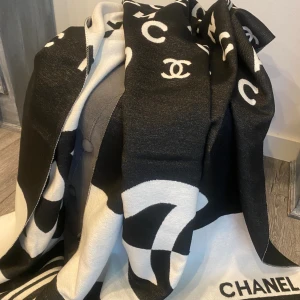 Chanel Scarf/Halsduk Ny!  - Jätte fin Chanel Scarf/Halsduk. Ny! 