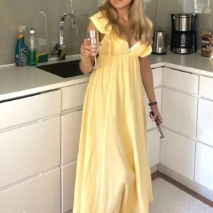 Långklänning  - Säljer denna jättefina långklänning perfekt nu till midsommar och sommaren💕 klänning har öppen rygg och knyte vilket gör den justerbar så passar därför mig som vanligtvis har xs/s💕💕(lånad bild, skriv för egna)