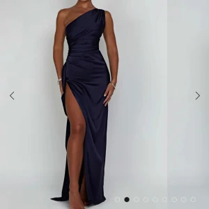 Marinblå balklänning - Jag säljer en helt ny oanvänd balklänning som är i storleken XS och i färgen marinblå. Längden på klänningen var perfekt på mig som är 168 cm. Satt precis som på bilden. Prislappen sitter även kvar på varan. Priset går ej att diskuteras.