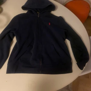 Polo zip  - Hej! Säljer en snygg polo zip skick 7-10. Passar xs. Pris kan diskuteras under snabb affär.👌