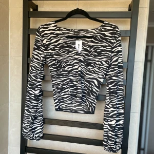 Ny zebra mönstrad topp - Ny med prislappar kvar zebra mönstrad topp figursydd i storlek XS.