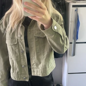 Grön jeans jacka  - Säljer min gröna jeans jacka pågrund av att det inte riktigt passar mig, nästan aldirg använd. Köpt på Gina för längesedan, observera att jackan är lite kort i modellen. Jag är 163.