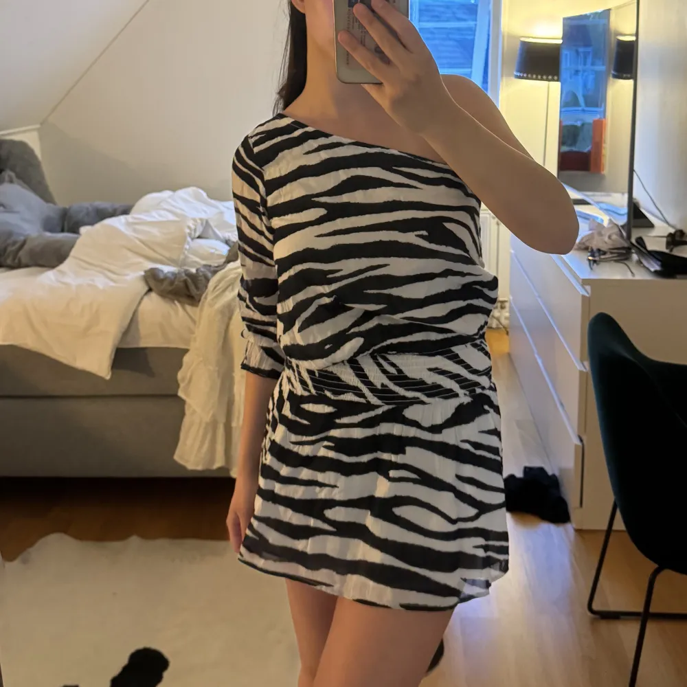 Snygg zebra klänning oneshoulder, passar bra med ett skärp till! . Klänningar.