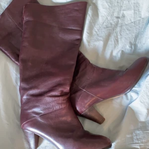 Vinröda boots - Säljer dessa supercoola vinröda stövlar! 