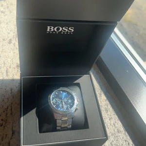 Hugo boss klocka herr - Säljer nu min hugo boss klocka då den inte kommer till användning längre. Frakt ingår. Fint skick men använd. Kan tänkas byta mot andra hype plagg, men inte mot andra klockor. Tveka inte att höra av dig vid minsta frågan, Mvh Wilgot