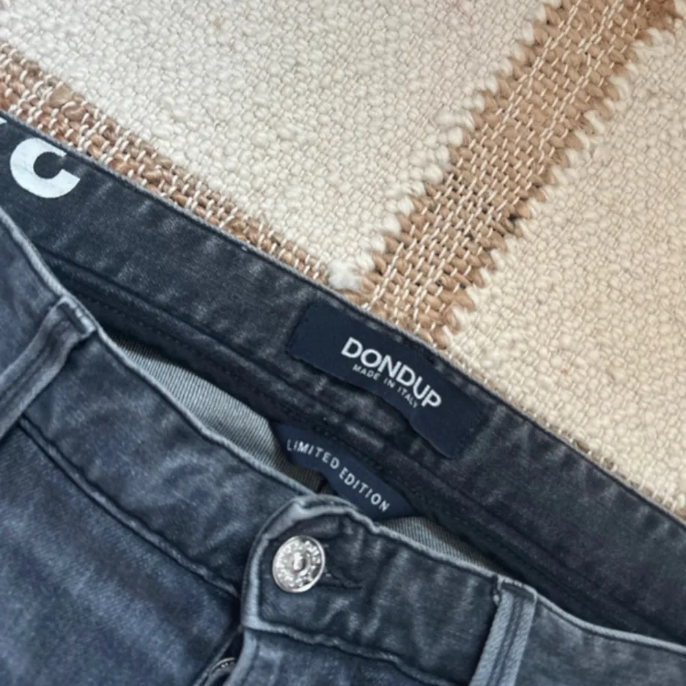 Jeans fr Dondup strl 34 i jätte fin skick, endast använda ett par gånger , blivit för små för min sambo. Jeans & Byxor.