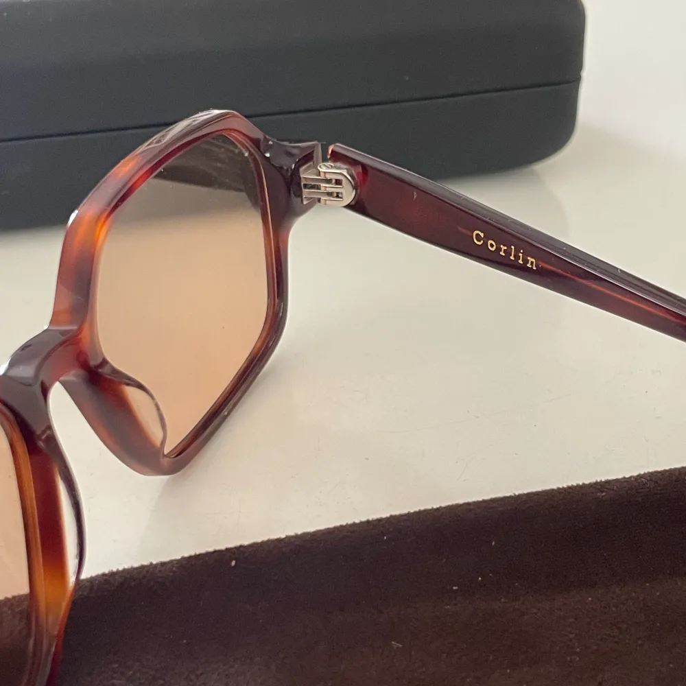 Säljer mina solglasögon från Corlin eyewear, fin kvalitet i den perfekta modellen! Modell: Alex, Färg: Tortoise cinnamon. Köpta förra året men knappt använda. Felfritt skick. Fodral medföljer. Köpta för 1299, slut i lager på hemsidan. . Accessoarer.