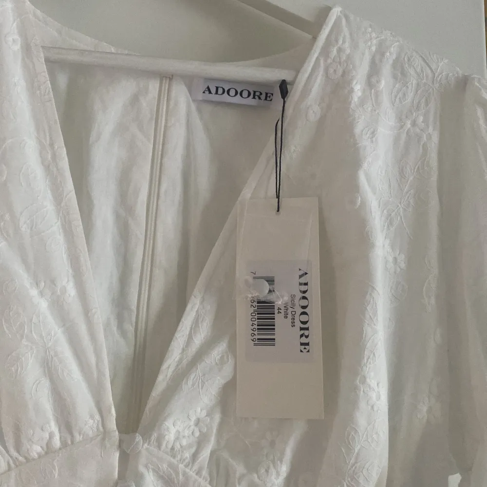 Säljer en oanvänd Sicily dress från Adoore!💕 Har prislappen kvar och säljer pga att jag missade returdatumet!  Superfin klänning till studenten eller sommaren!💕💕🌸 Är helt slutsåld på hemsidan i alla storlekar!🌸 . Klänningar.