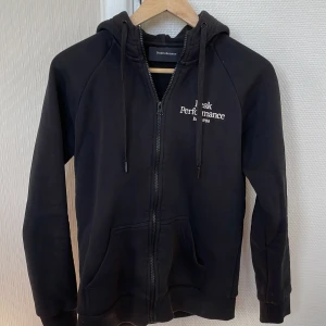 Peak performance tröja - Tröja i fint skick, storlek s. Den är rätt liten i storlek.  