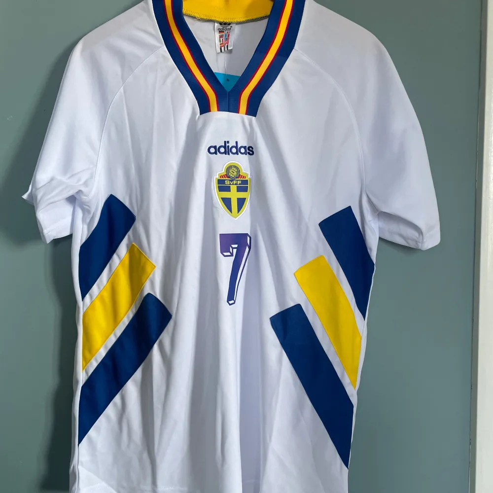 En otroligt snygg fotbollströja i bra skick med den svenska legendaren Henke Larsson på ryggen med tröjan från vm 1994 där Sverige kom på en tredje plats, kom gärna med frågor!. T-shirts.