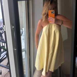 Fin klänning  - Säljer min söta klänning från nakd då jag inte får användning för den längre! Storleken är M men den är justerbar i ryggen så passar även S och L 