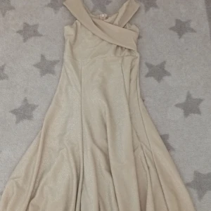 Guldglittrig shein klänning - Jag har inte andvänt den,men har haft den i min garderob i ungefär 1 år