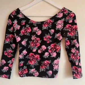 Magtröja blommig  - Magtröja i blommigt tyg från divided.  Det är storlek M men jag använde den vid storlek XS/S.   I fint skick! 