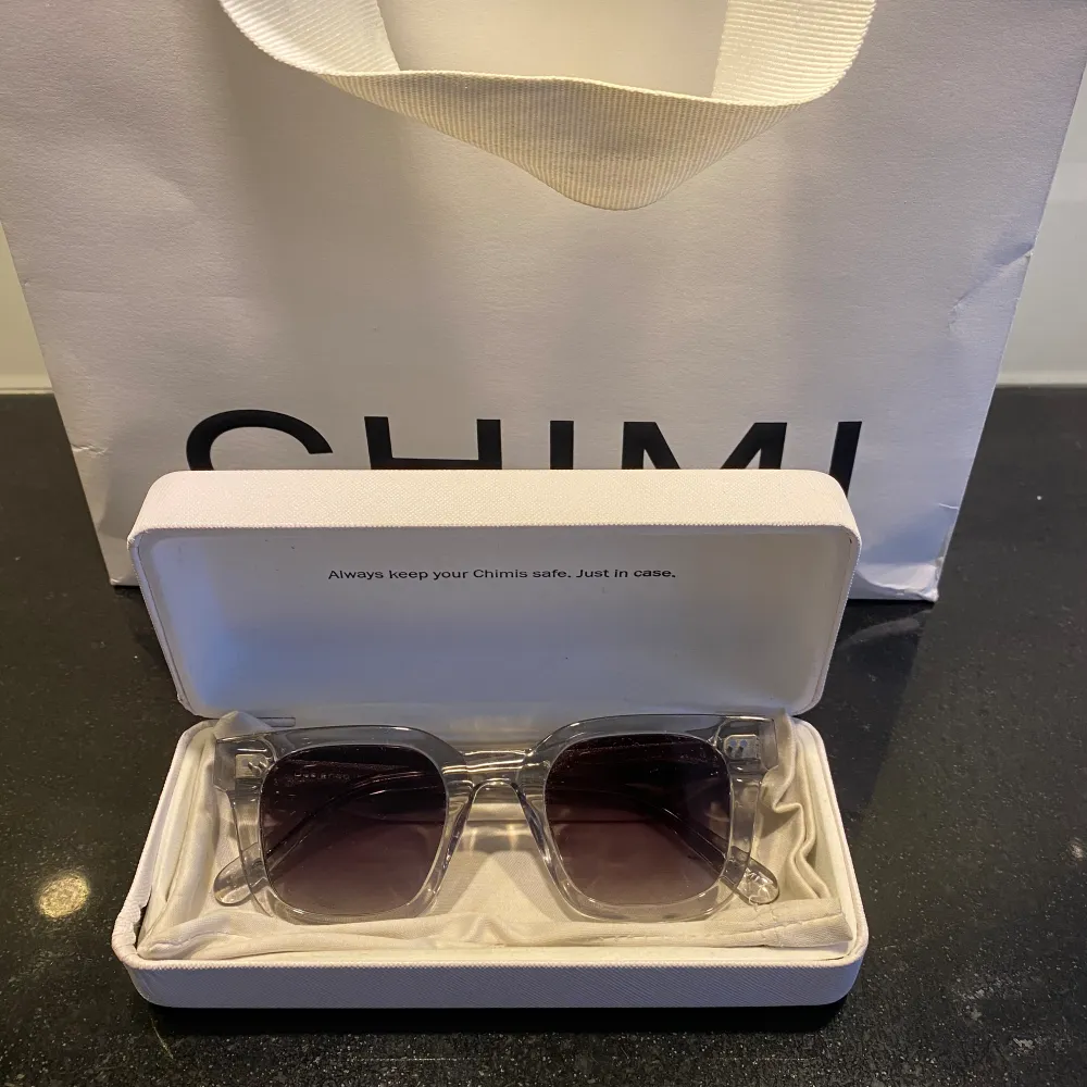 Hej. Säljer nu mina jättefina chimi glasögon som endast är använda någon gång. Alla tillbehör kommer med kvitto, låda, påse och så vidare. Vid frågor eller köo är det bara att skriva. Mvh/reselluxe. Accessoarer.