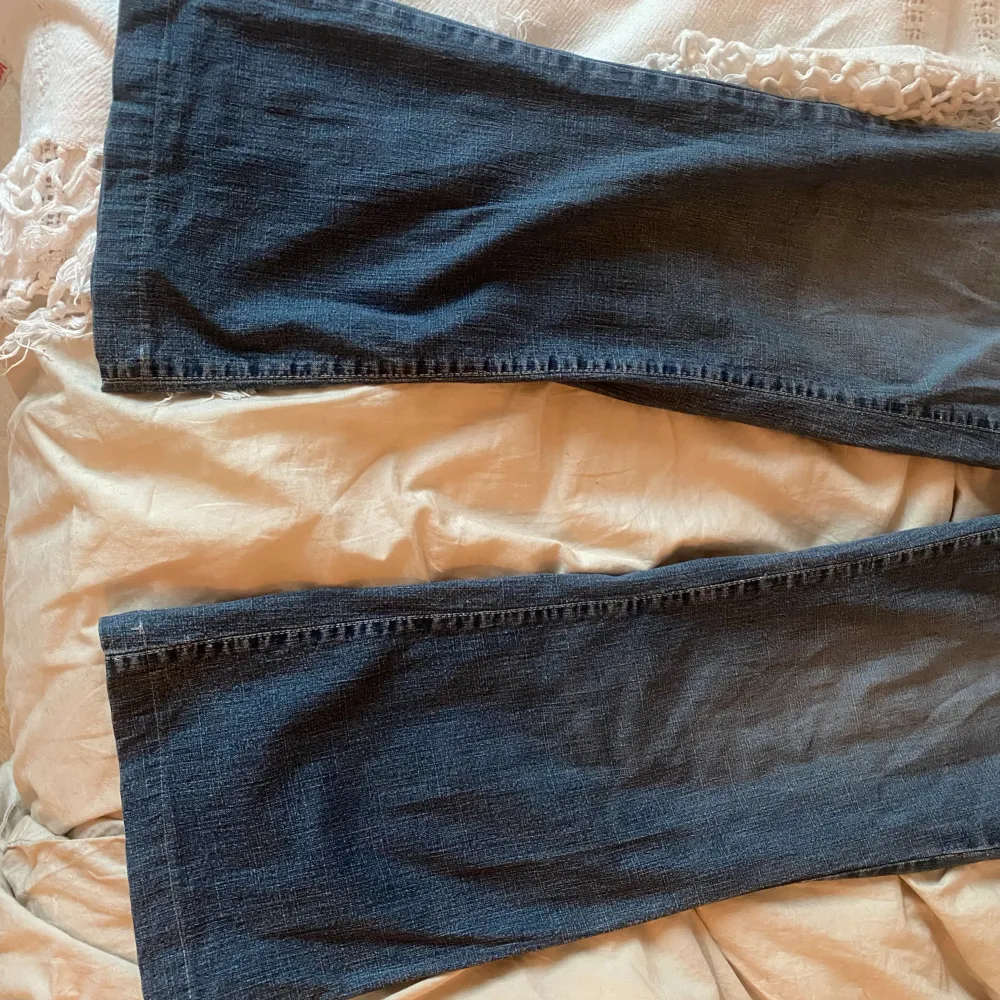 Skitsnygga blåa bootcut jeans som är lågmidjade, passar till allt och är i nyskick💗 Vet tyvärr inte storleken då det inte står men skulle säga en S eller möjligtvis liten M. Jeans & Byxor.