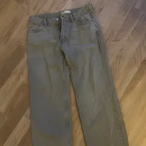 Ljus gråa lågmidjade jeans från Gina tricot, tyvärr är dom för små för mig så säljer dom. ❗️Nypris 499kr men säljer för 170kr ❗️ pris går att diskuteras❤️