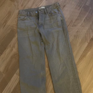 Lågmidjade gråa jeans  - Ljus gråa lågmidjade jeans från Gina tricot, tyvärr är dom för små för mig så säljer dom. ❗️Nypris 499kr men säljer för 80kr då jag bara vill få dom sålde nu😅❗️ pris går att diskuteras❤️