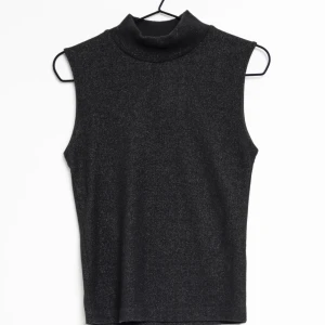 Glittrig topp - Säljer denna glittriga toppen från Mads Nørgaard i fint skick✨