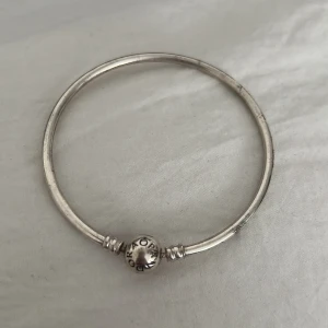 Pandora armband - Armband som bara legat i ca 10 år. Säljes för passar inte mig 