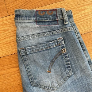 Dondup George  - Feta Dondup jeans I George modellen! Storlek 33 men passar mer som en 31🙌🏻 Kom gjärna med frågor!🍾