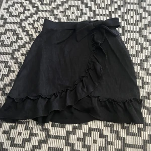 Snygg kjol - Snygg kjol från Gina tricot med volanger. 