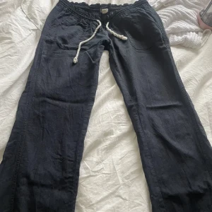 Roxy linnebyxor  - Säljer dessa svarta Roxy linnebyxor, storlek M. Fina men lite slitage vid snörningen se bild 4. 