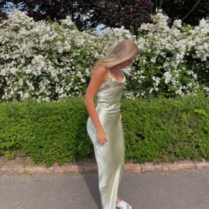 Balklänning - Så fin lång satinklänning med öppen (djup) rygg 🤍 endast använd en gång, nypris 1299kr (några få ställen tyget är skavt)