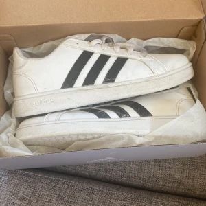 Adidas skor - Storlek 35,5 men funkar som 36. Använda men i bra skick, köpte för 1000 men säljer för 700. Pris kan diskuteras 