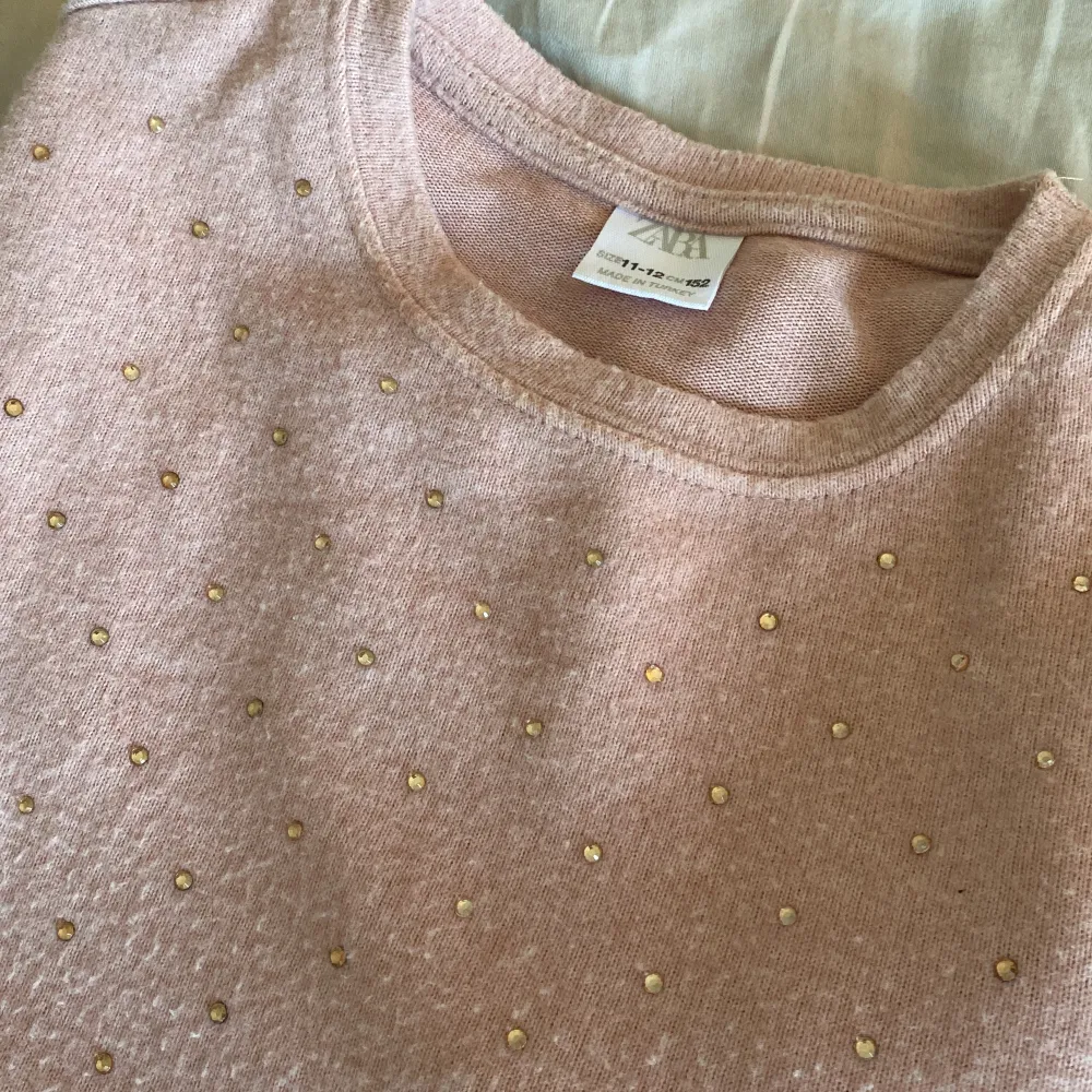 Säljer denna super fina rosa tröja ifrån zara, köpt för ganska länge sedan och har bara kommit till användning en gång. Säljer då den inte kommer till användning. Super fin och skön till sommaren! 🪸🌊. Tröjor & Koftor.
