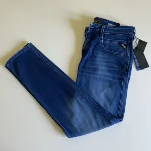 Hej, säljer dessa helt nya replay jeans i storleken 28/30 men passar 28/32 eftersom de var för stora på mig (bara provade) | Nypris ca 1700kr | Helt NYA | Säljer för 800kr | Hör av dig vid frågor! 
