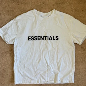 ESSENTIAL vit t-shirt bra skick - Nästan oanvänd t-shirt (klippt bort lappen i kragen)
