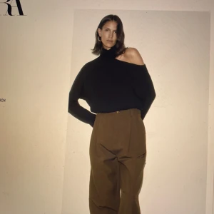 Asymmetrisk tröja zara - Svart asymmetrisk tröja med polokrage från zara. Fint skick, sparsamt använd. Storlek S. Skriv för fler bilder/mått/frågor.