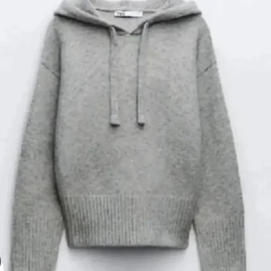Stickad hoddie från zara  - Säljer jättefin stickad hoddie från zara , Den är samma modell som första bilden fast i beige ist för grå , köpt för 400 här på Plick men skulle säga att den är i väldigt bra skicka  Hör av vid frågor 💕