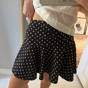 Prickig kjol - Så söt prickig kjol!💗 passar mig som brukar bära storlek S! 