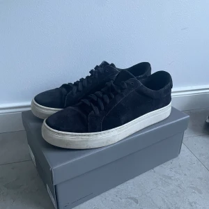 Vagabond Mocka Sneakers    - Tja! Nu säljer jag mina mörkblåa Vagabond sneakers i mocka. De har använts sparsamt, men har ett par slitningar och operfektioner pga lång användning. Skick: 6.7/10 Storlek: 43 Nypris: 1300-1500 Hör gärna av dig vid frågor, priset går att justeras!😊