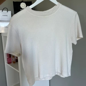Stickad t shirt - Beige vit stickad t shirt från zara🤍🤎