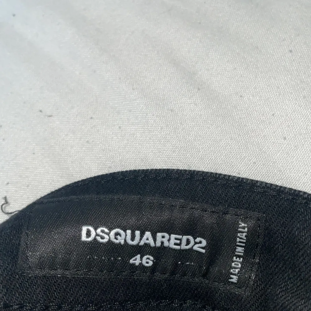 Ett par fina dsquared2 byxor i fint skick inga hål eller märken för en liten peng är det bra pris. Jeans & Byxor.