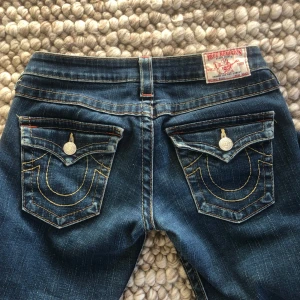 True religion jeans - Suber snygga bootcut och lågmidjade jeans från True Religion. Super bra skick, inga defekter😍Har sytt om de så de skulle bli mer bootcut, men syns knappt då de är samma färg (ljuset e lite konstigt på bilden) Skriv vid frågor eller för fler bilder!💕