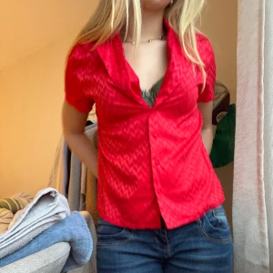 Röd blus - Använder aldrig längre, tryck gärna på köp nu❣️i storlek 34 men passar upp till 38