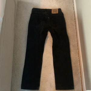 Vintage Levis Jeans - Svarta Vintage Levis Jeans. Det står att storleken är 32/34 men jag skulle säga att den egentligen är lite mindre. Skick 9/10. Skriv DM för fler frågor.