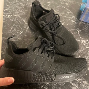 Adidas NMD r1 - Använd en gång, super sköna och fina men de va för stora. 