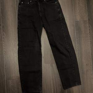 Asos design svarta baggy i jeans i storlek W30 L32. Använt endast några gånger, bra skick! Tveka ej med att ställa frågor!