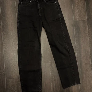 ASOS DESIGN - Svarta Baggy Jeans - Asos design svarta baggy i jeans i storlek W30 L32. Använt endast några gånger, bra skick! Tveka ej med att ställa frågor!