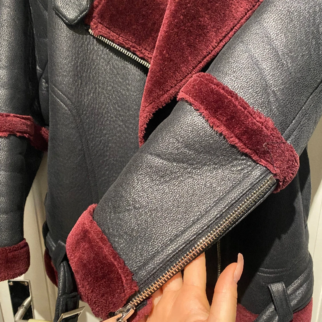 Skinnjacka med fodring i vinrött  - 91