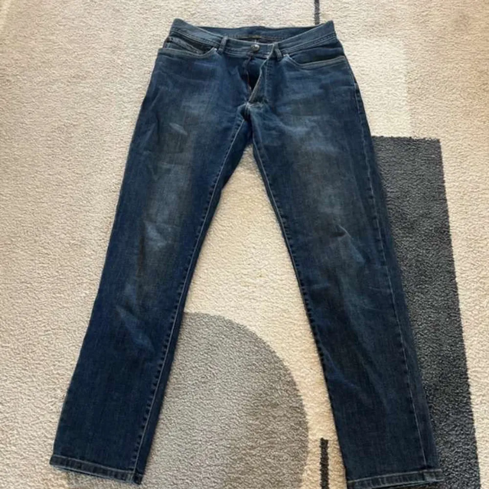 Säljer dess mycket feta jeans från Oscar Jacobson! Cond 8/10. Storlek W32 L32. Nypris runt 1800! Mitt pris 499kr! Hör av er vid fler funderingar!💯🐎. Jeans & Byxor.