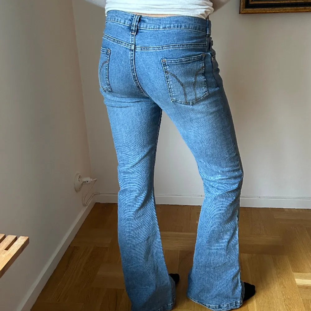 Jötte coola jeans med coolt bälte! Skriv om intresserad💞💓Jag är storlek 36 men de är lite stora på mig så passar nog storlek 38!. Jeans & Byxor.