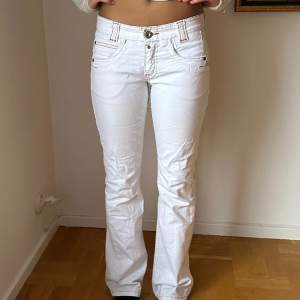 Jätte coola låga vita jeans knappt använda! Skriv om intresserad eller för mer införmation💓