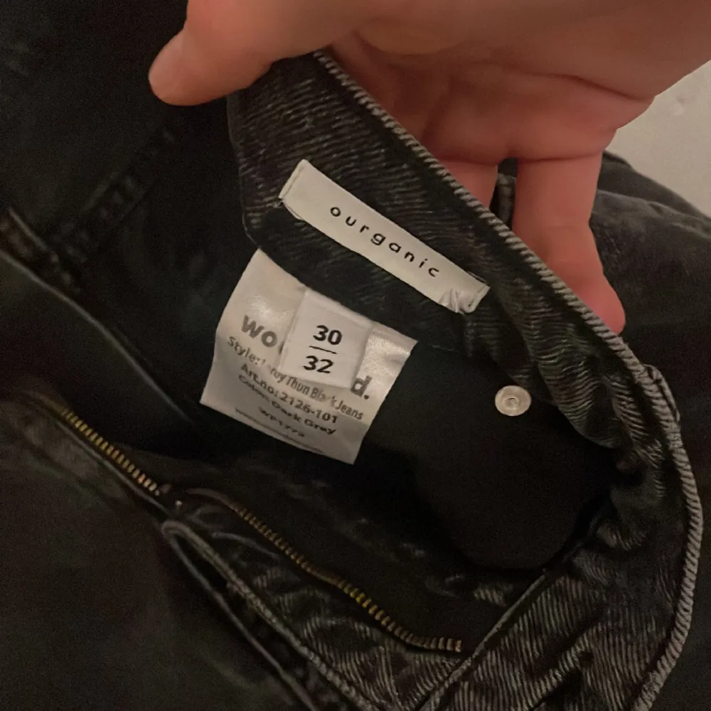 Riktiga schyssta, mörkgråa, - Woodbird jeans i modellen Leroy! Köpts på NLYMAN detta år för 999 kr. Säljes för 399 kr. Sparsamt använda, skick 9/10. Storlek 30/32.. Jeans & Byxor.